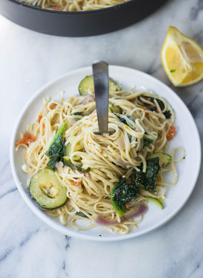 Quick One Pan Spinach and Zucchini Pasta (10 minutes, Vegetarian) 