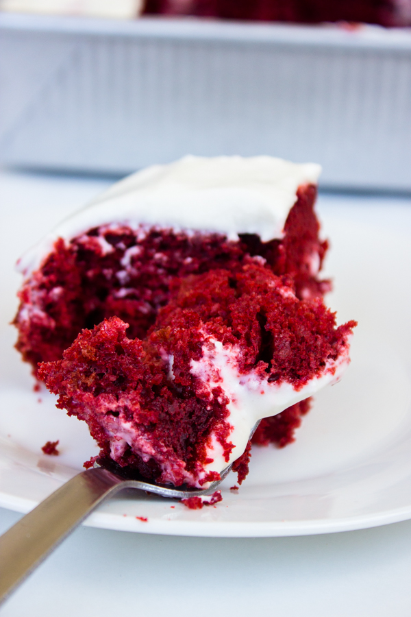 Red Velvet Poke Cake mit Frischkäse-Zuckerguss