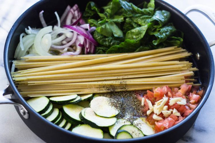 Quick One Pan Spinach and Zucchini Pasta (10 minutes, Vegetarian) | Gimme  Delicious