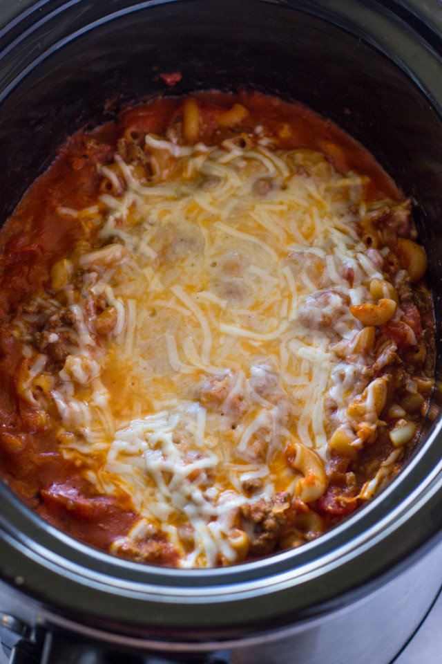 slow cooker ground beef and cheese pasta | Gimme Delicious
