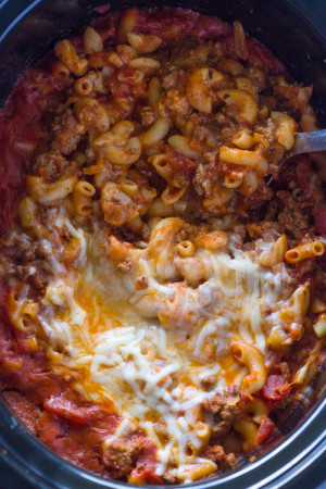 slow cooker ground beef and cheese pasta | Gimme Delicious