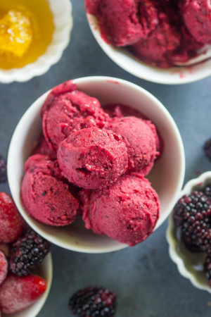 Healthy 5 Minute Berry Frozen Yogurt | Gimme Delicious