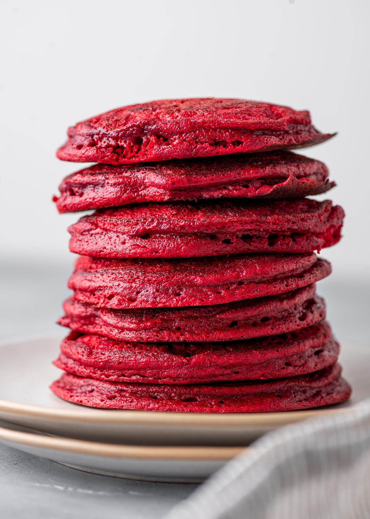 organ Hvilken en Silicon Cake Batter Red Velvet Pancakes with Cream Cheese Syrup | Gimme Delicious